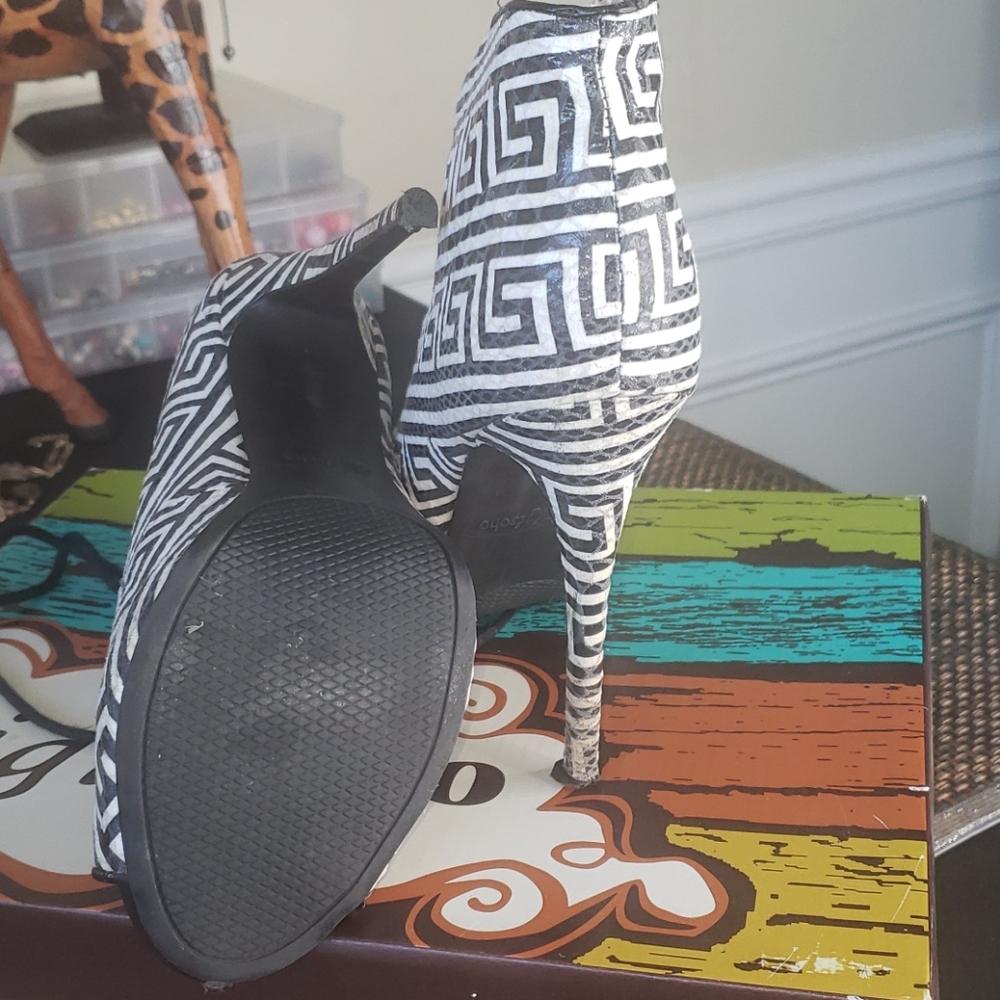 Boots - Picture 4 of 4